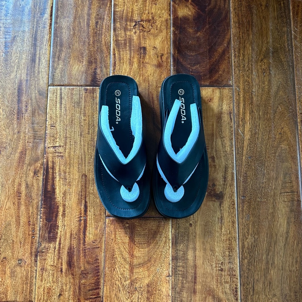 chunky flip flops